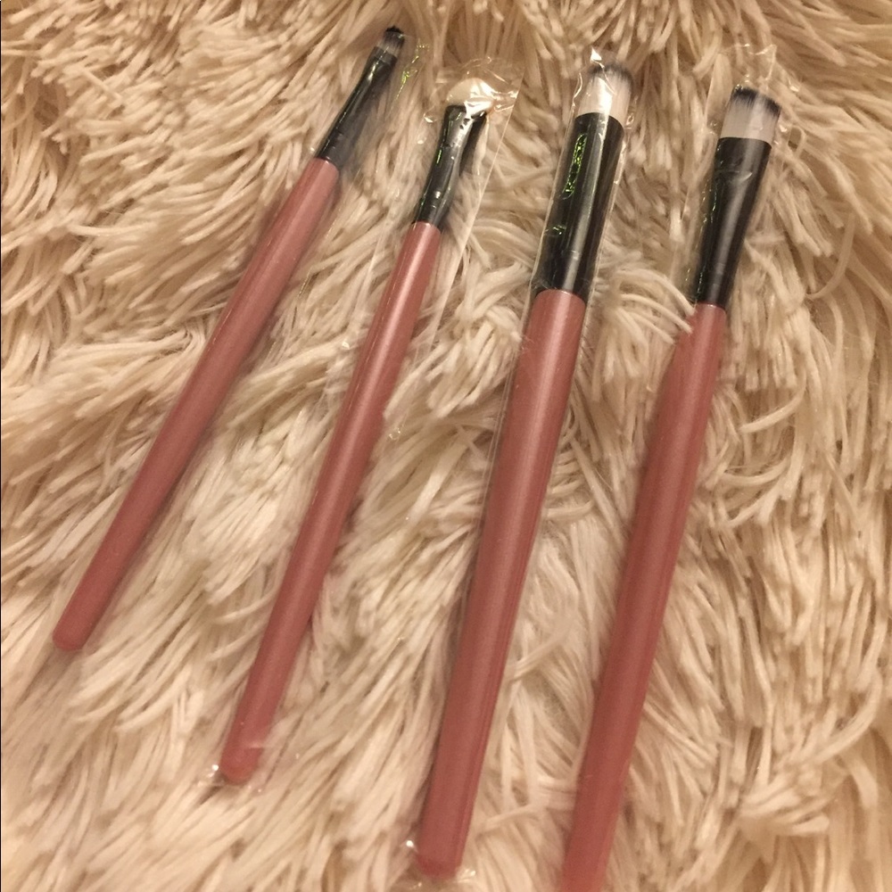 4 makeup brushes